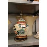 AN IMARI FLORAL PATTERN POTTERY VASE TABLE LAMP AND SHADE