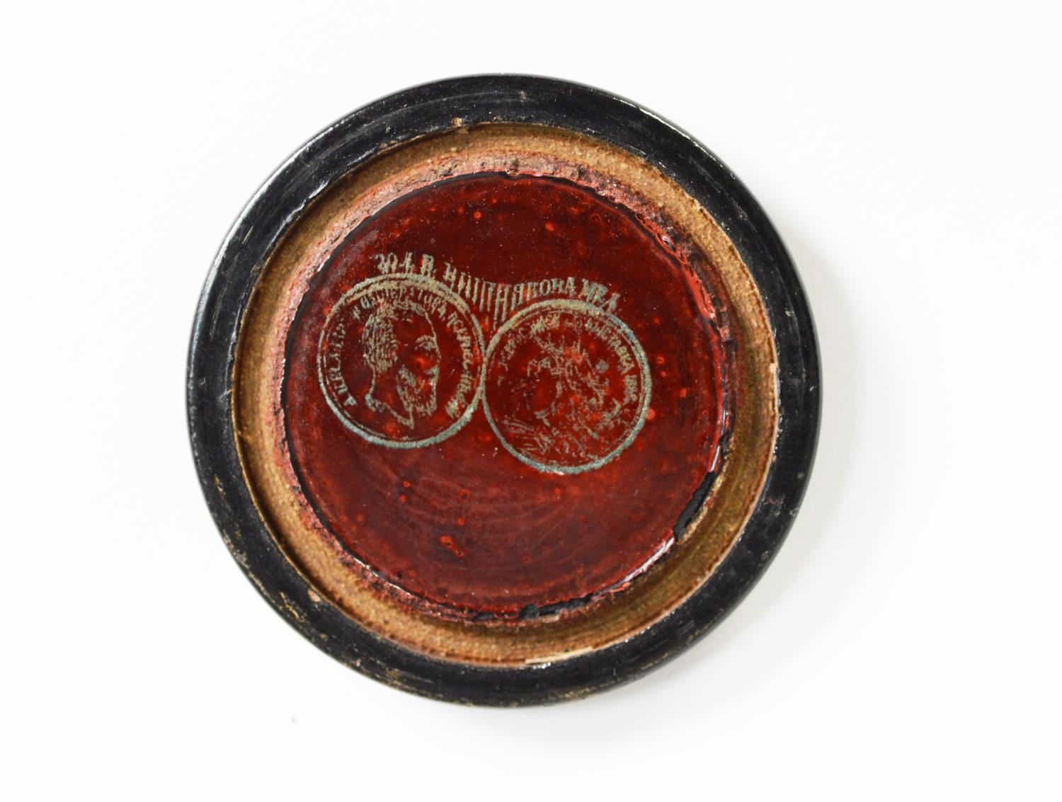 EARLY TWENTIETH CENTURY RUSSIAN BLACK LACQUERED AND PAINTED SMALL CIRCULAR BOX AND COVER, with - Image 2 of 2