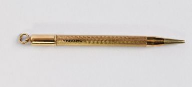 9ct GOLD SLIM PROPELLING PENCIL with engine turned decoration, ring hanger to the top, 4in (10cm)