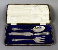 EDWARD VII CASED AND MATCHED THREE PIECE SILVER SERVING SET, with rococo engraved blades, the