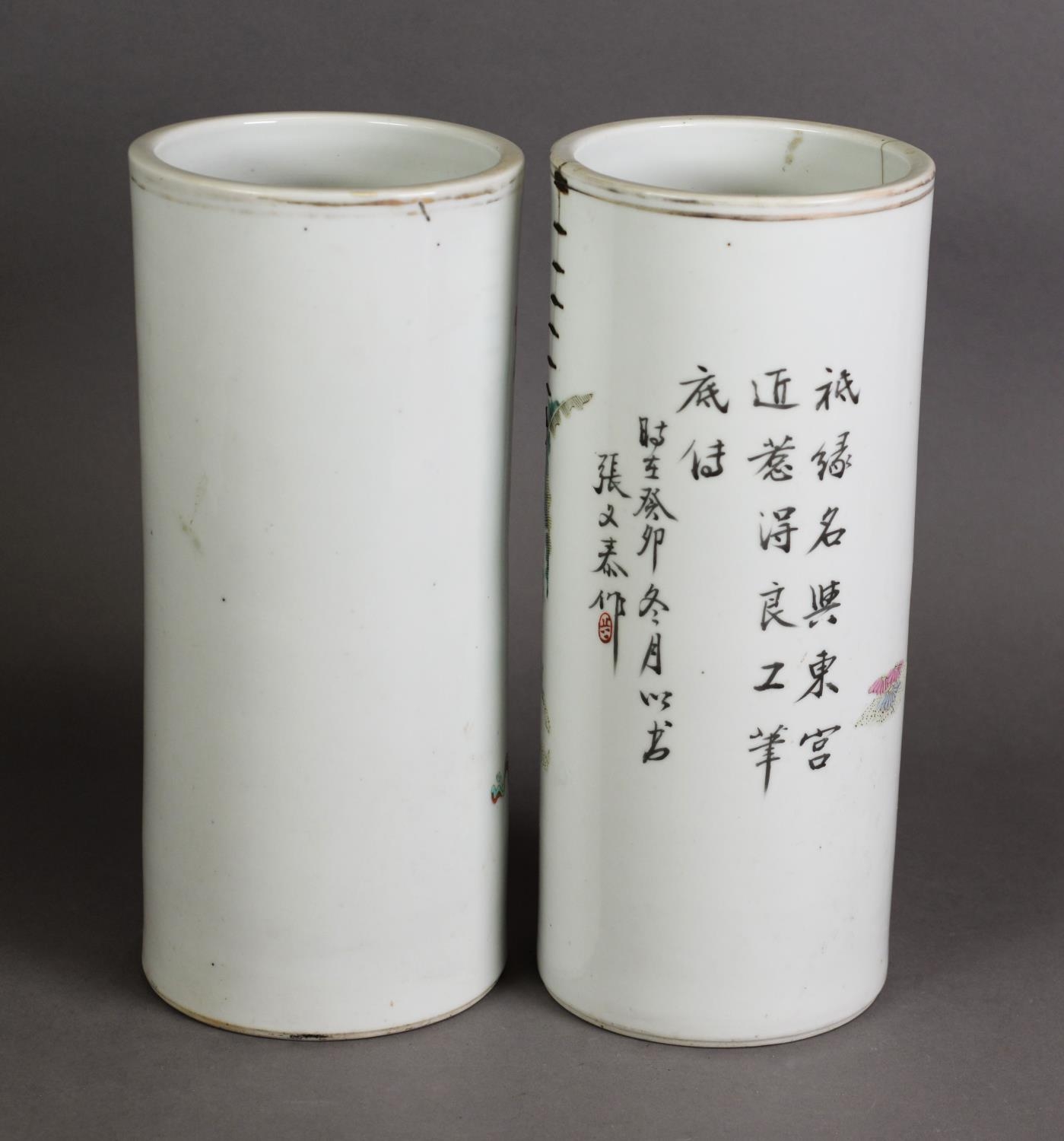 TWO CHINESE LATE QING/REPUBLIC PERIOD PORCELAIN CYLINDRICAL SLEEVE VASES, one well painted in - Image 4 of 5