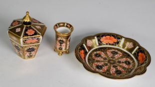 THREE ITEMS OF EARLY 20th CENTURY ROYAL CROWN DERBY JAPAN DECORATED PORCELAIN viz A SCALLOPED