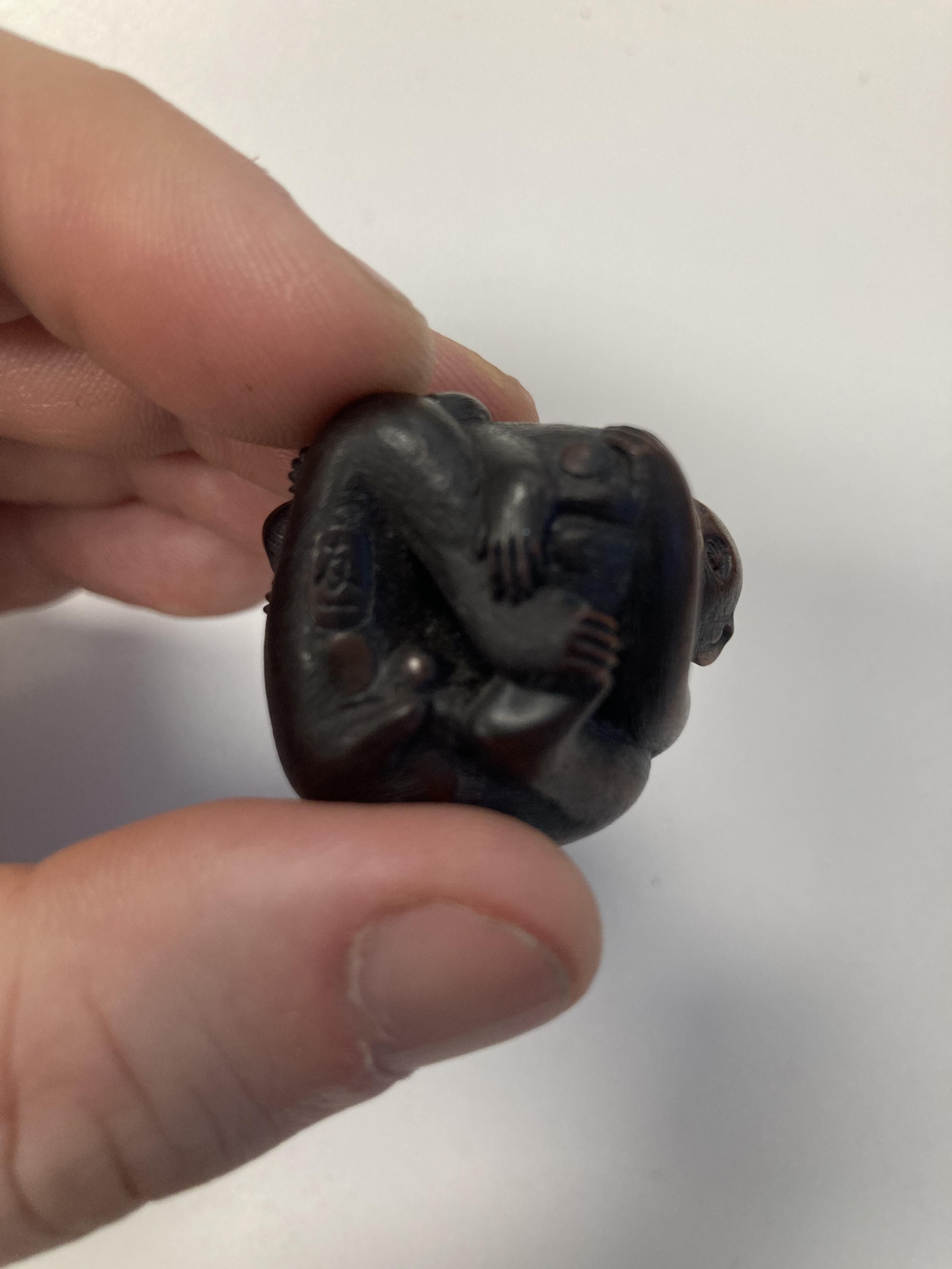 A Japanese Meiji carved wood netsuke of a monkey and young signed - Image 3 of 19