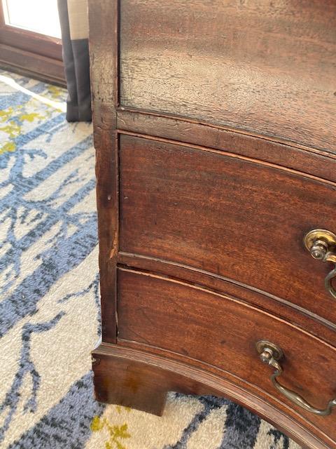 A George III mahogany serpentine chest of drawers - Image 17 of 25