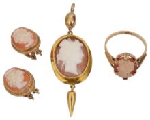 Four items of shell cameo-set and yellow gold jewellery