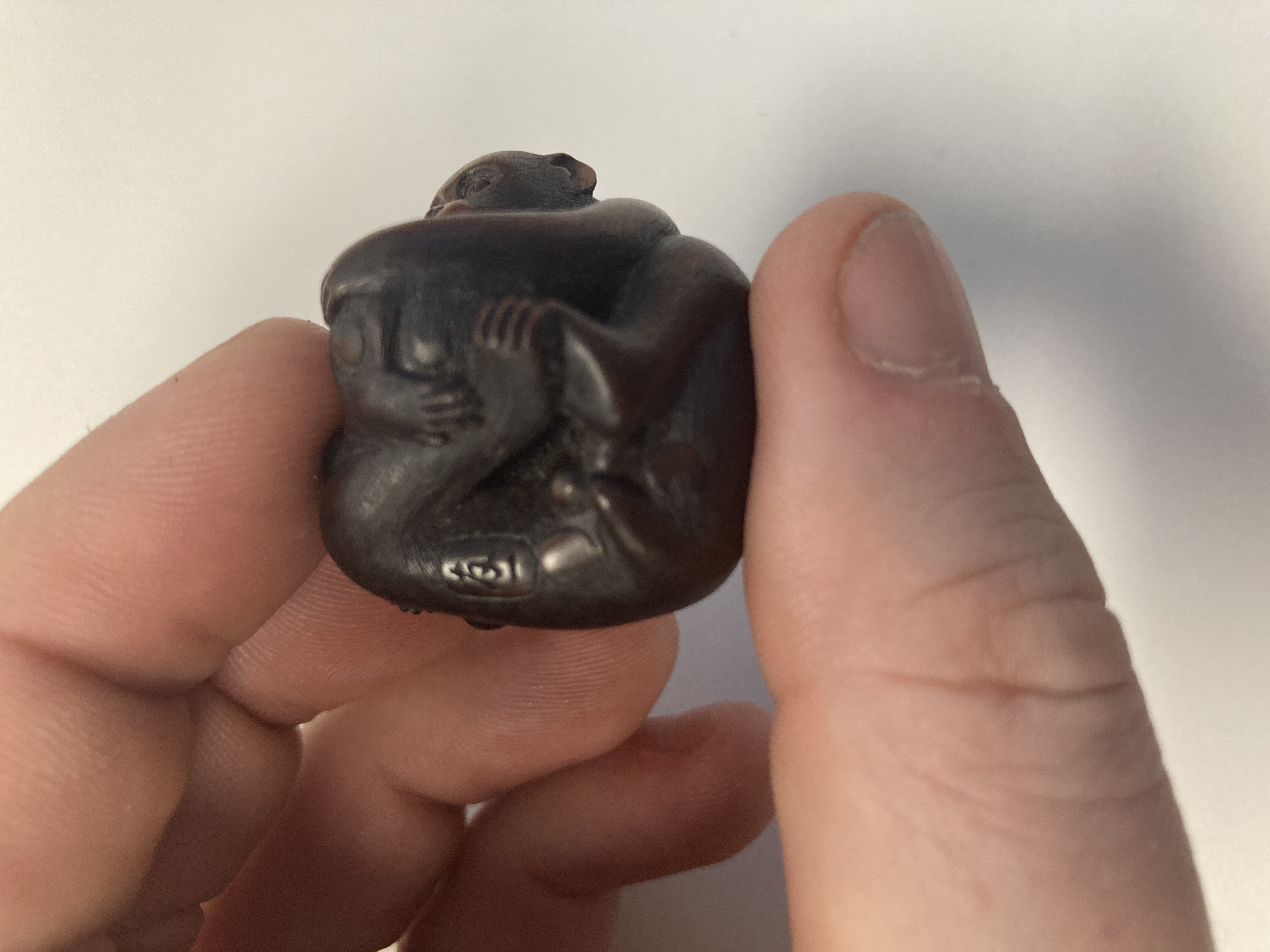 A Japanese Meiji carved wood netsuke of a monkey and young signed - Image 4 of 19