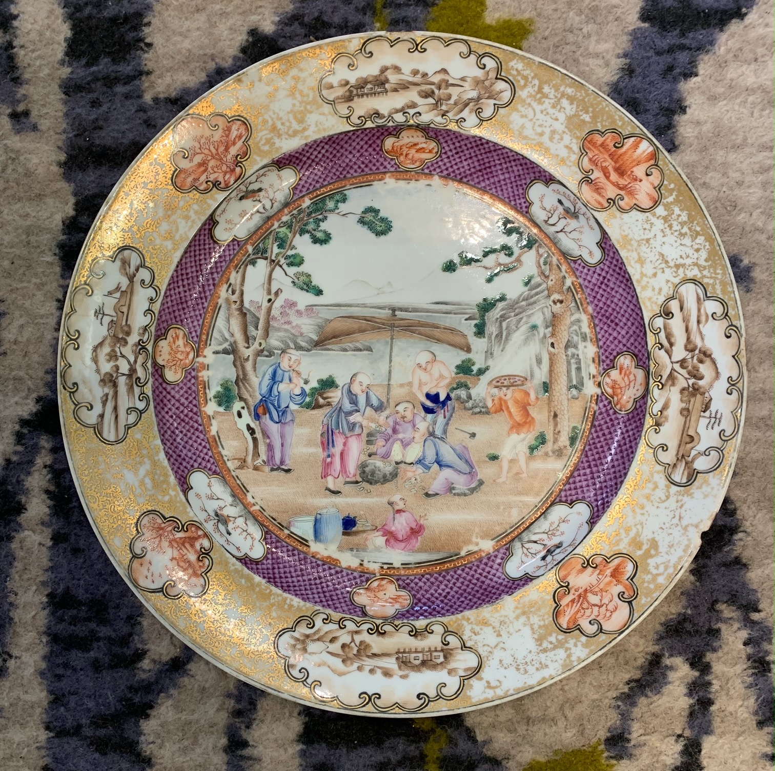 A pair of Chinese export famille rose Mandarin plates c. 1800 - Image 9 of 16