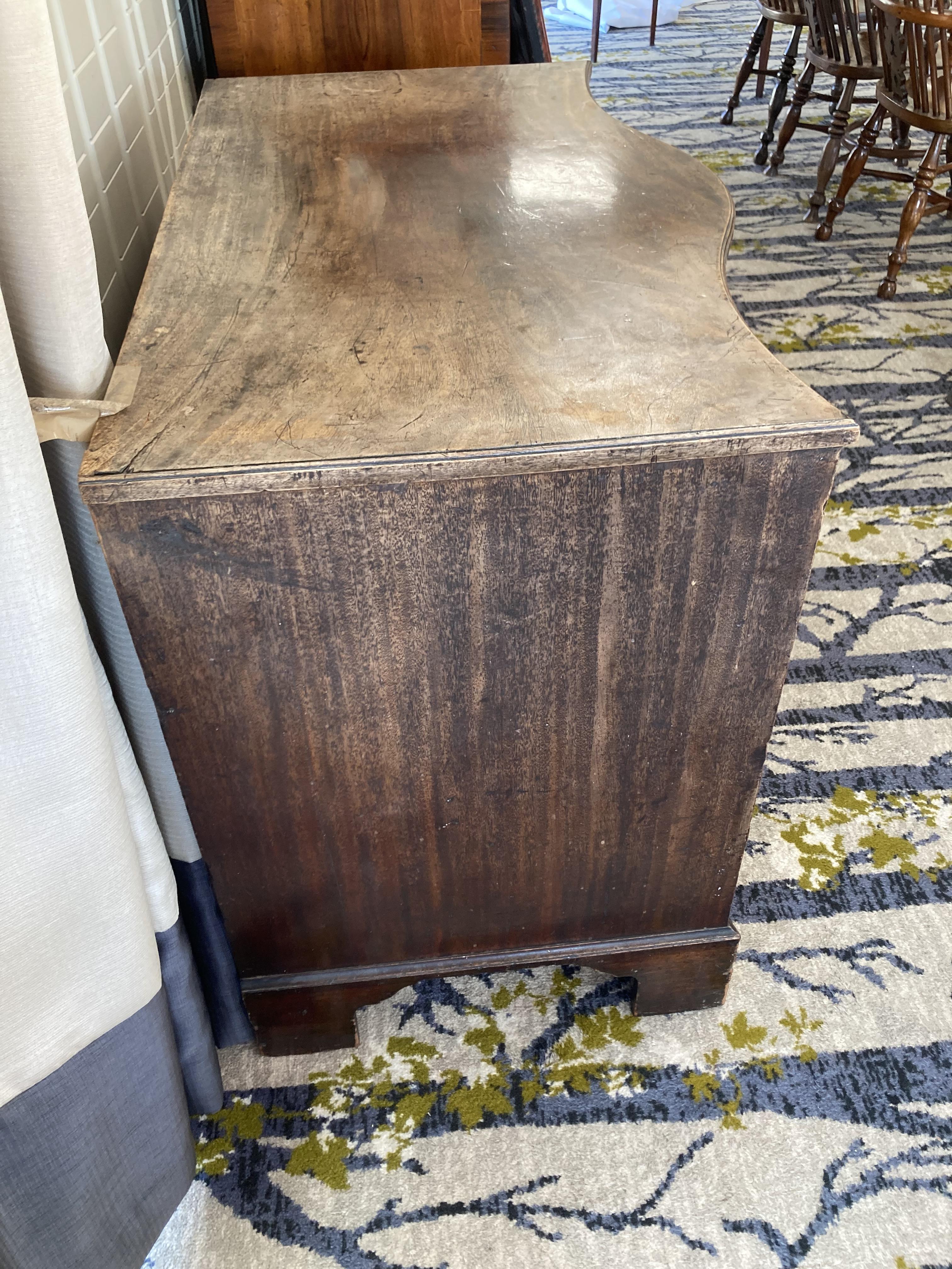 A George III mahogany serpentine chest of drawers - Image 8 of 25