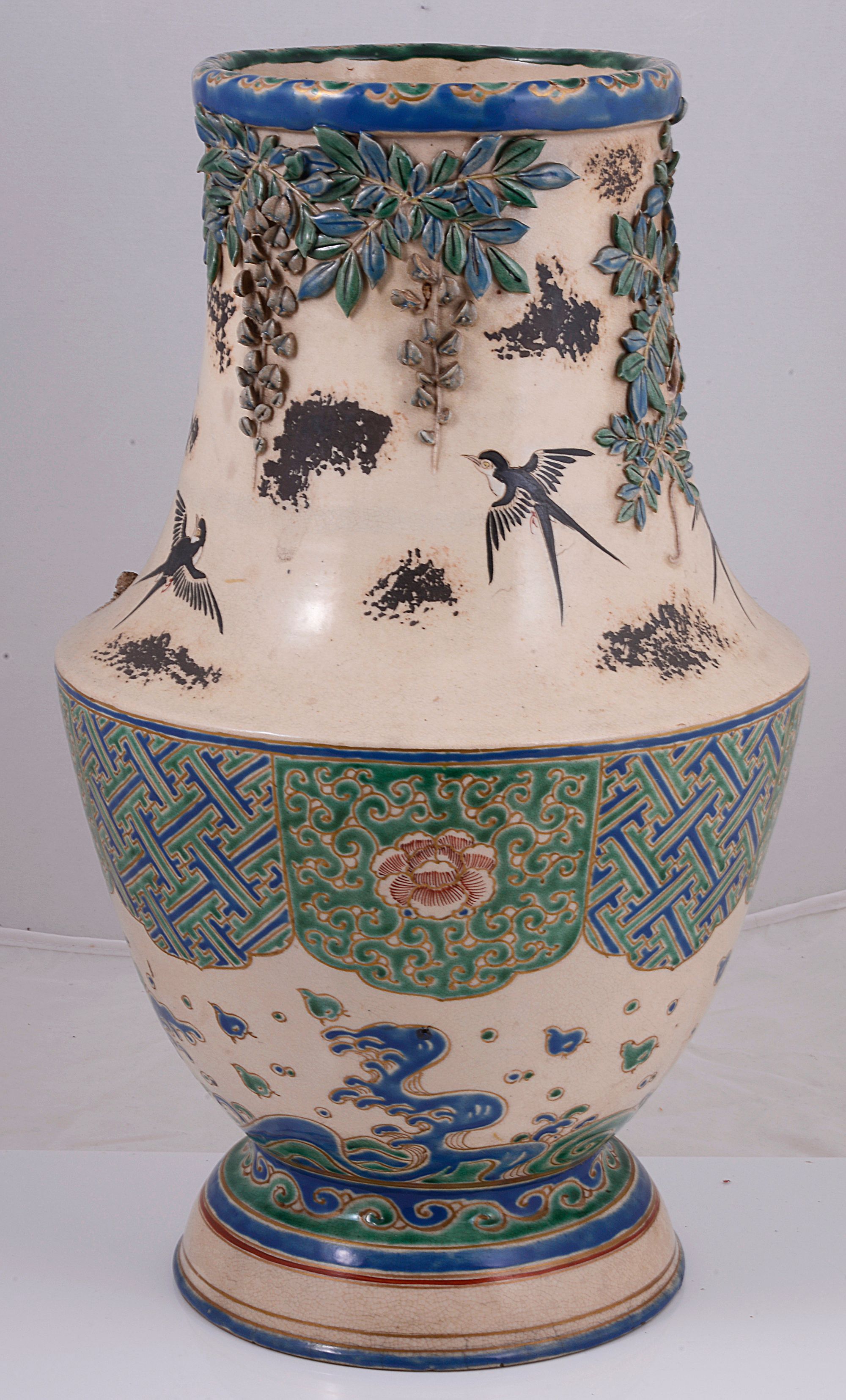 A 19th century Japanese imari vase and cover and another - Image 6 of 6