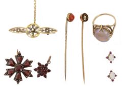 A small collection of assorted jewellery