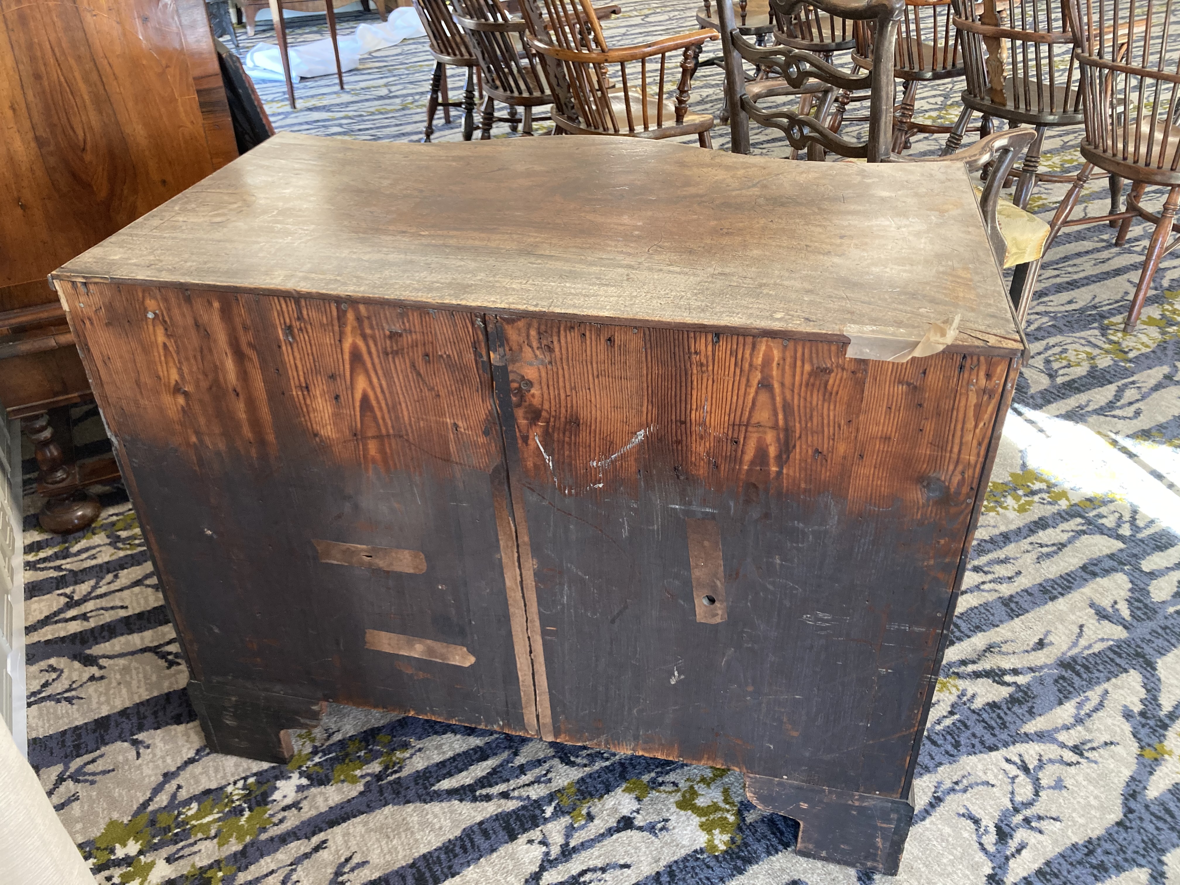 A George III mahogany serpentine chest of drawers - Image 9 of 25