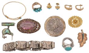 A collection of assorted jewellery