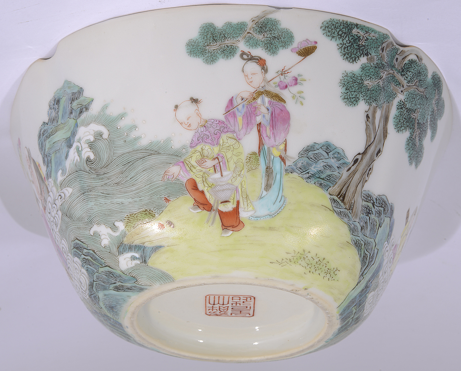 A 19th century Chinese famille rose lobed square bowl - Image 2 of 17