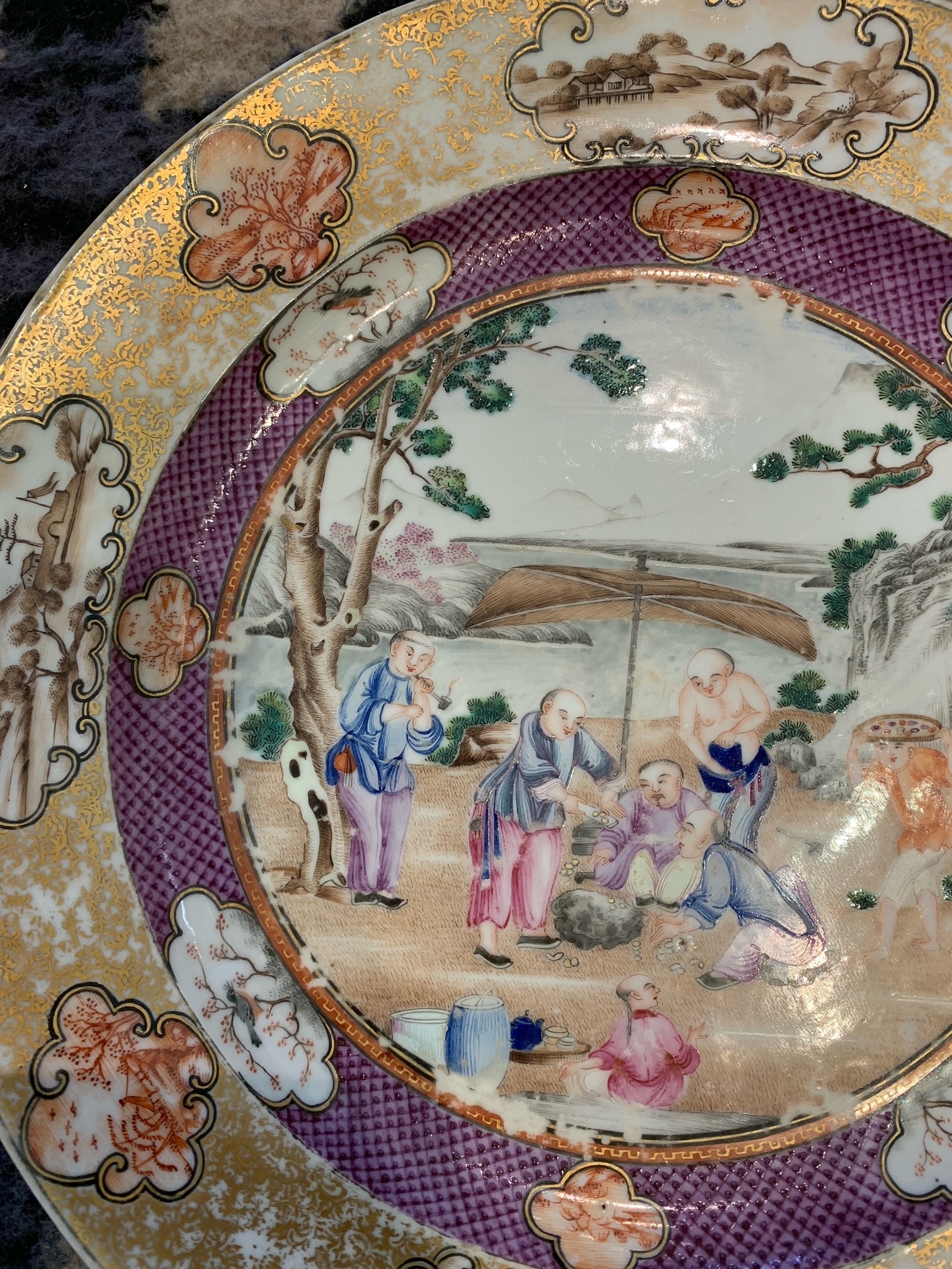 A pair of Chinese export famille rose Mandarin plates c. 1800 - Image 11 of 16