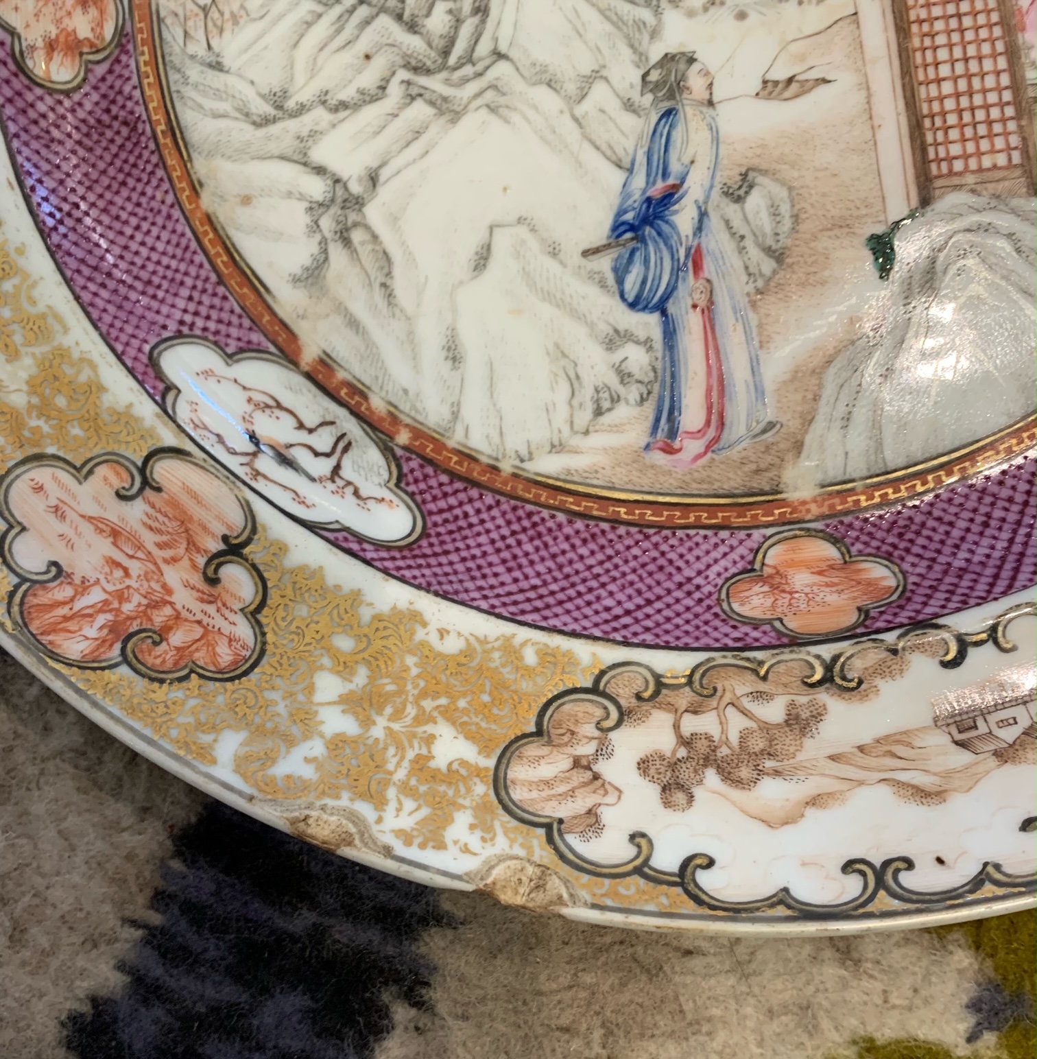 A pair of Chinese export famille rose Mandarin plates c. 1800 - Image 4 of 16