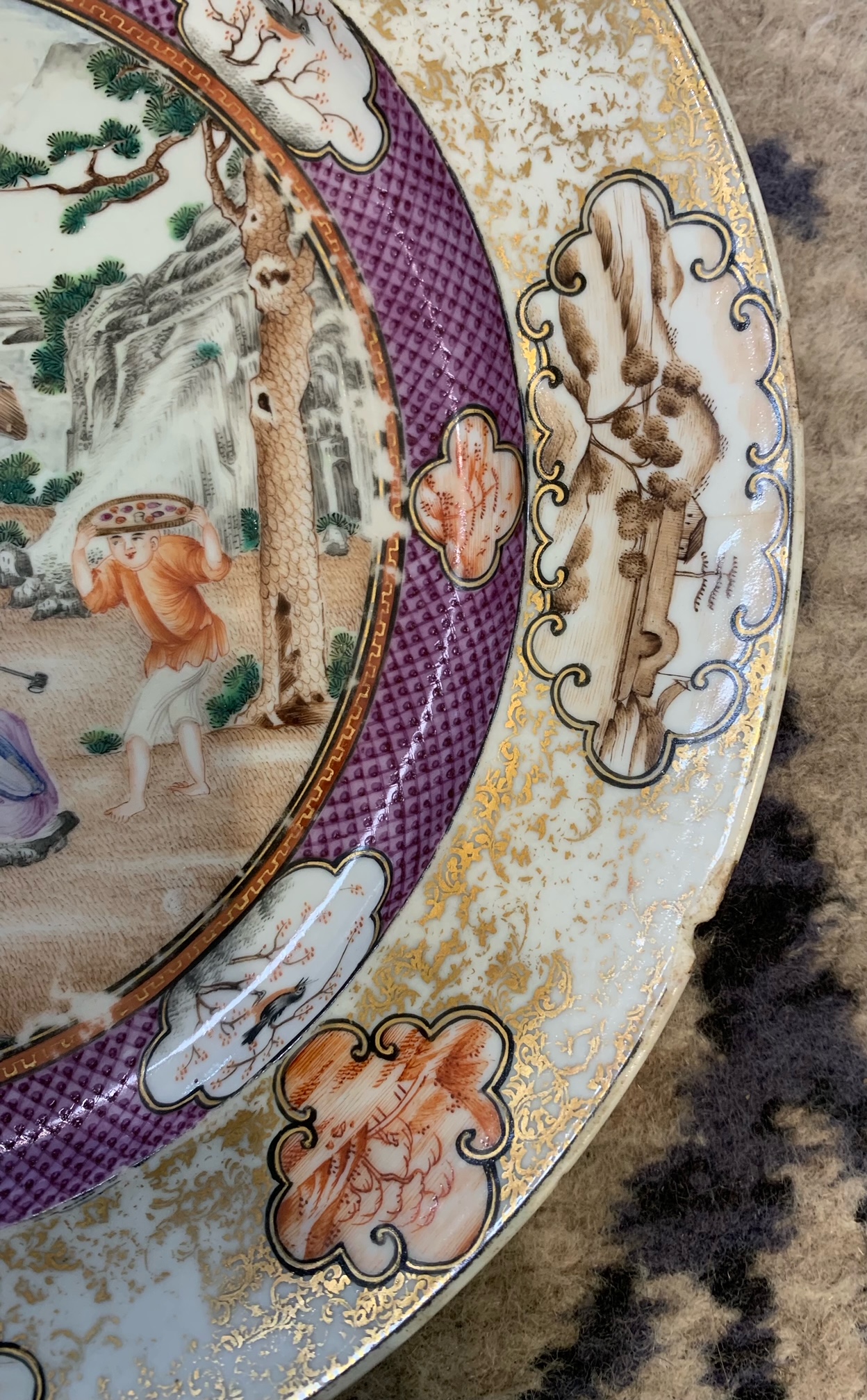 A pair of Chinese export famille rose Mandarin plates c. 1800 - Image 10 of 16