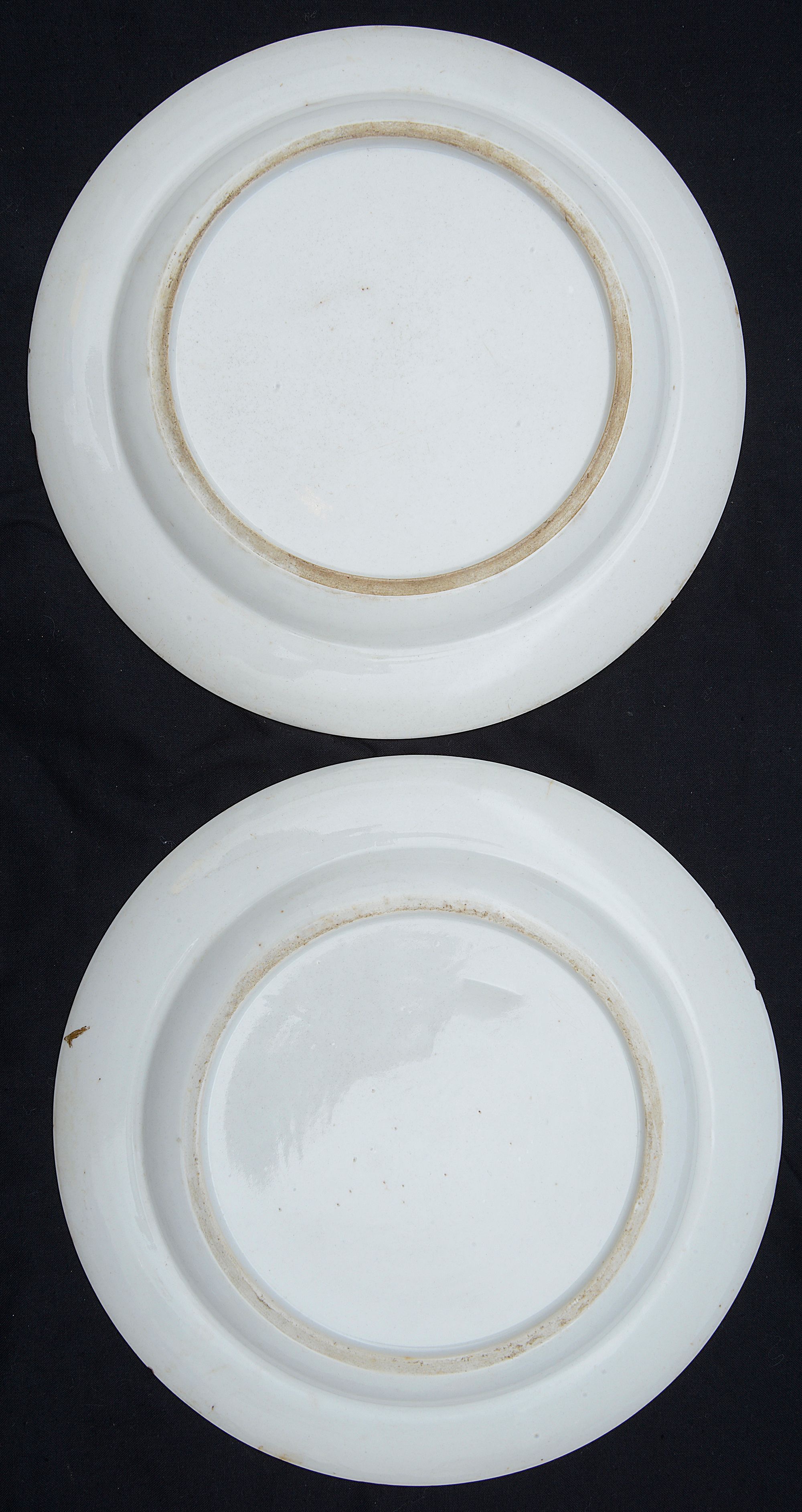 A pair of Chinese export famille rose Mandarin plates c. 1800 - Image 2 of 16