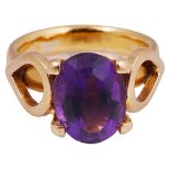 An amethyst and yellow gold ring