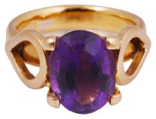 An amethyst and yellow gold ring