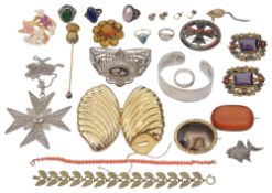 A collection of mixed jewellery including a Scottish agate brooch