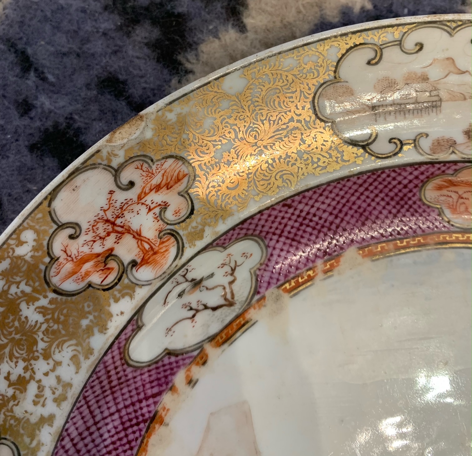 A pair of Chinese export famille rose Mandarin plates c. 1800 - Image 5 of 16