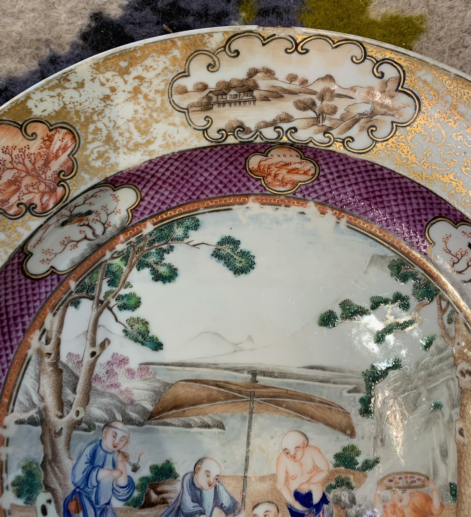 A pair of Chinese export famille rose Mandarin plates c. 1800 - Image 12 of 16