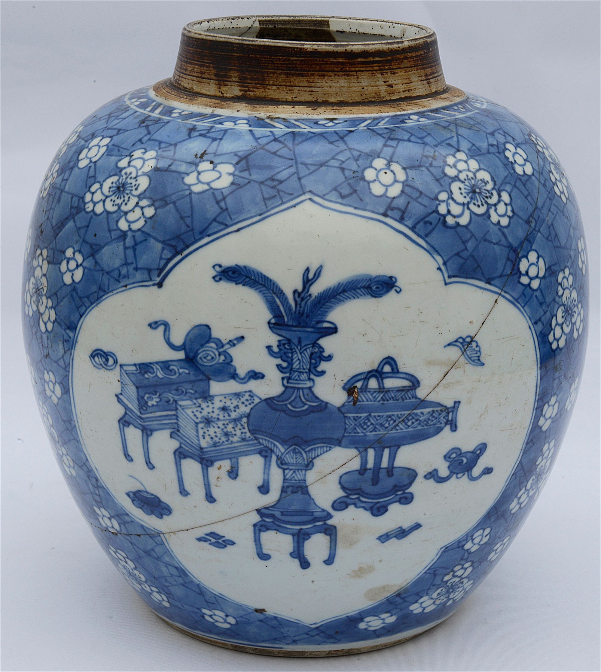 An 18th century blue and white Chinese ginger jar - Image 2 of 3