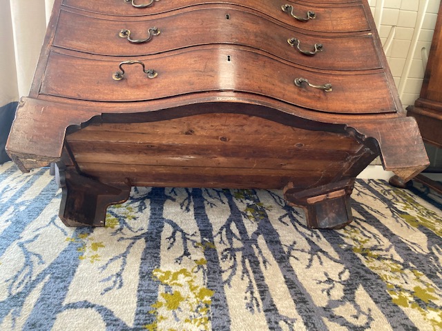 A George III mahogany serpentine chest of drawers - Image 22 of 25