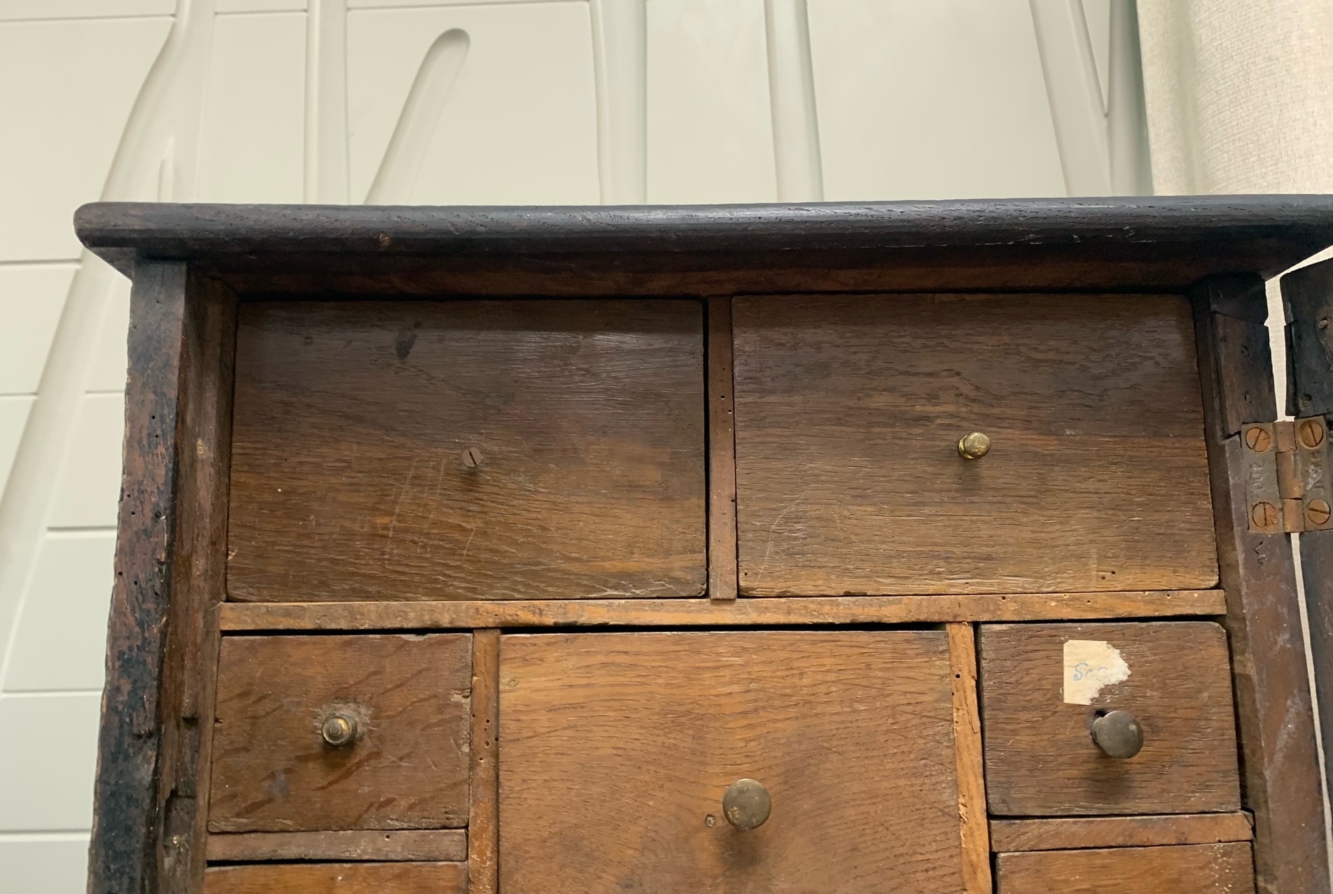 An early 18th century oak spice cupboard - Image 7 of 11