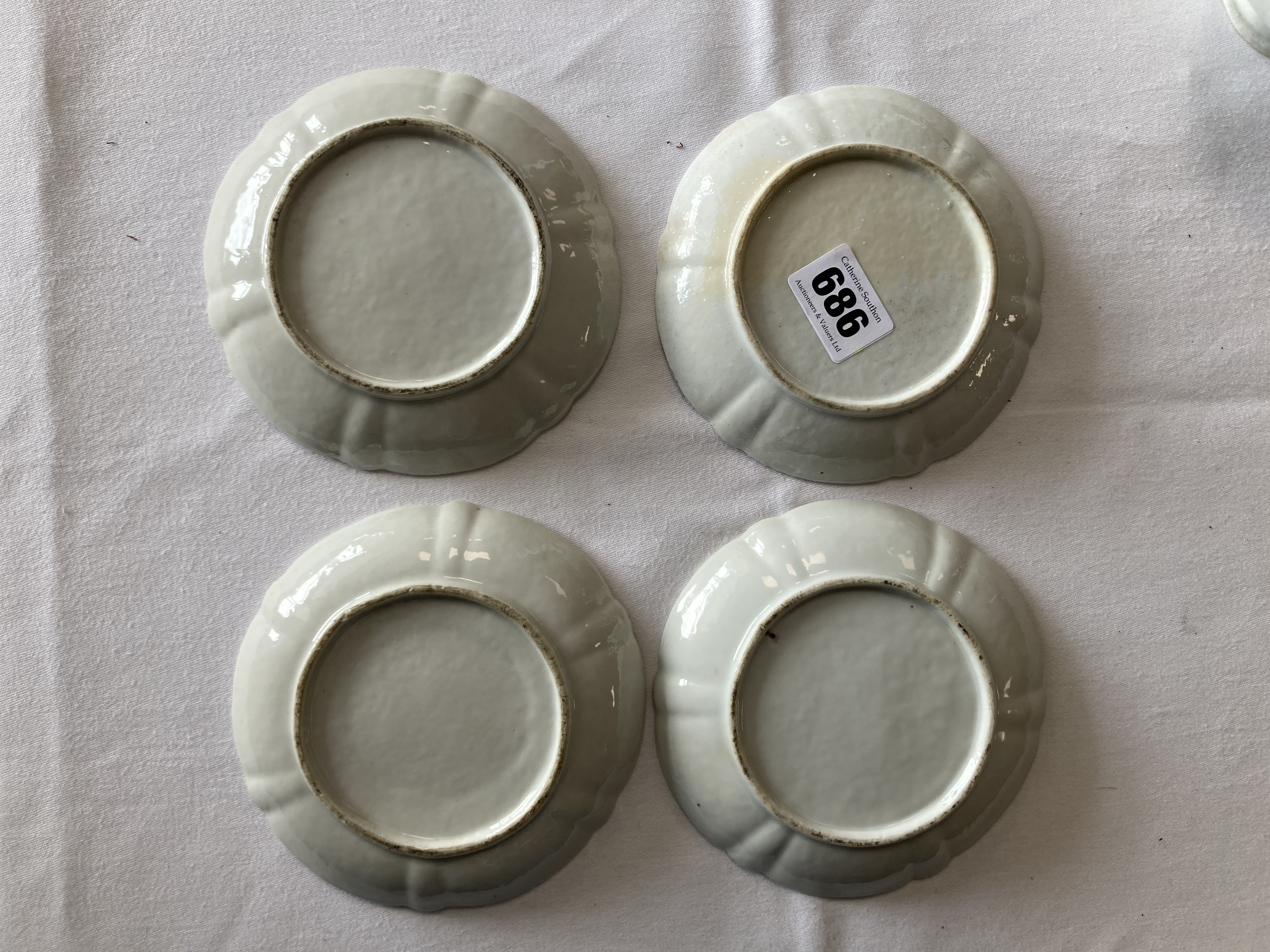 Two mid 18th century Chinese export porcelain hexagonal covered tea bowls and four saucers - Image 4 of 8