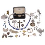 A selection of assorted jewellery