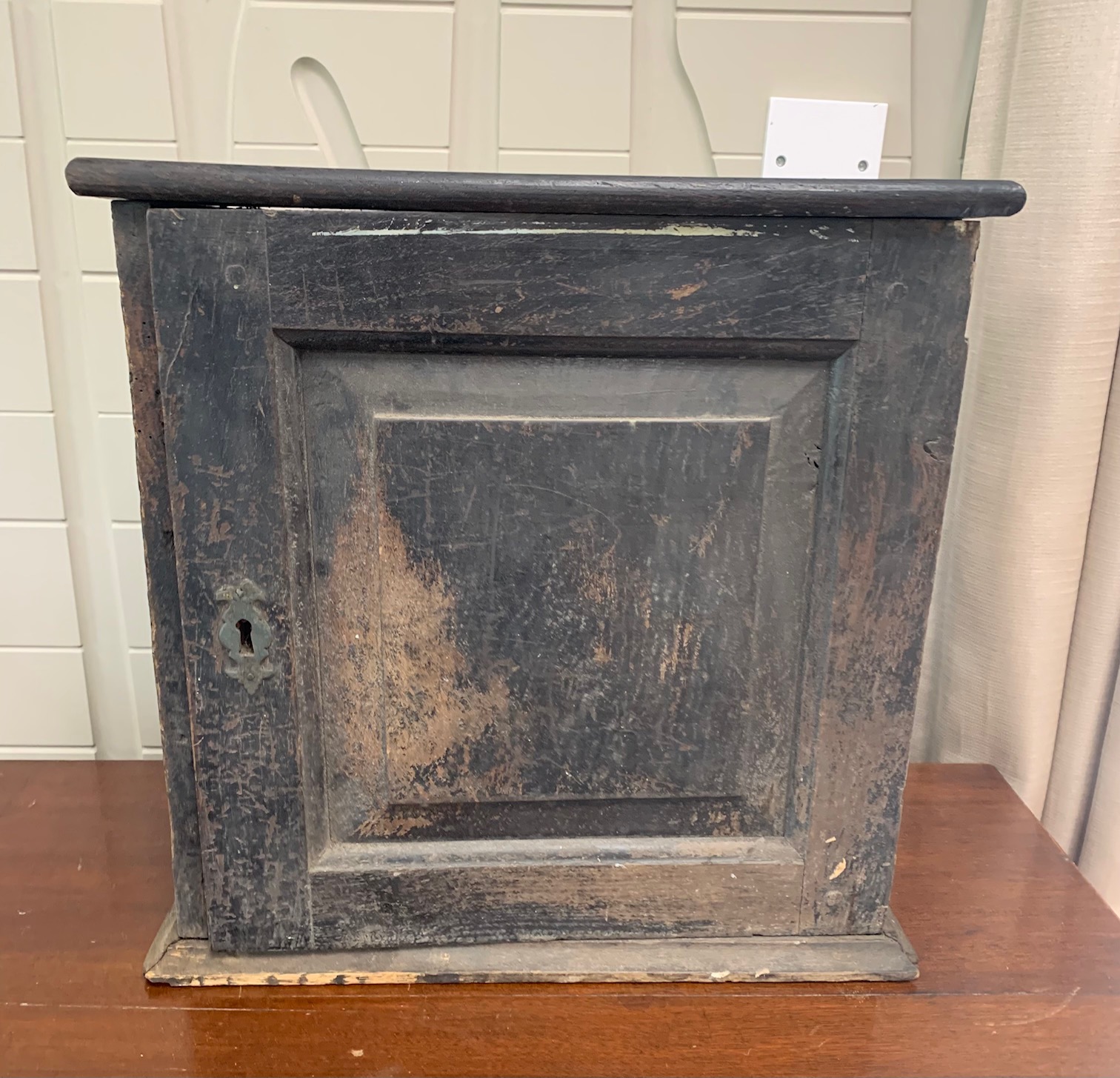 An early 18th century oak spice cupboard - Image 3 of 11