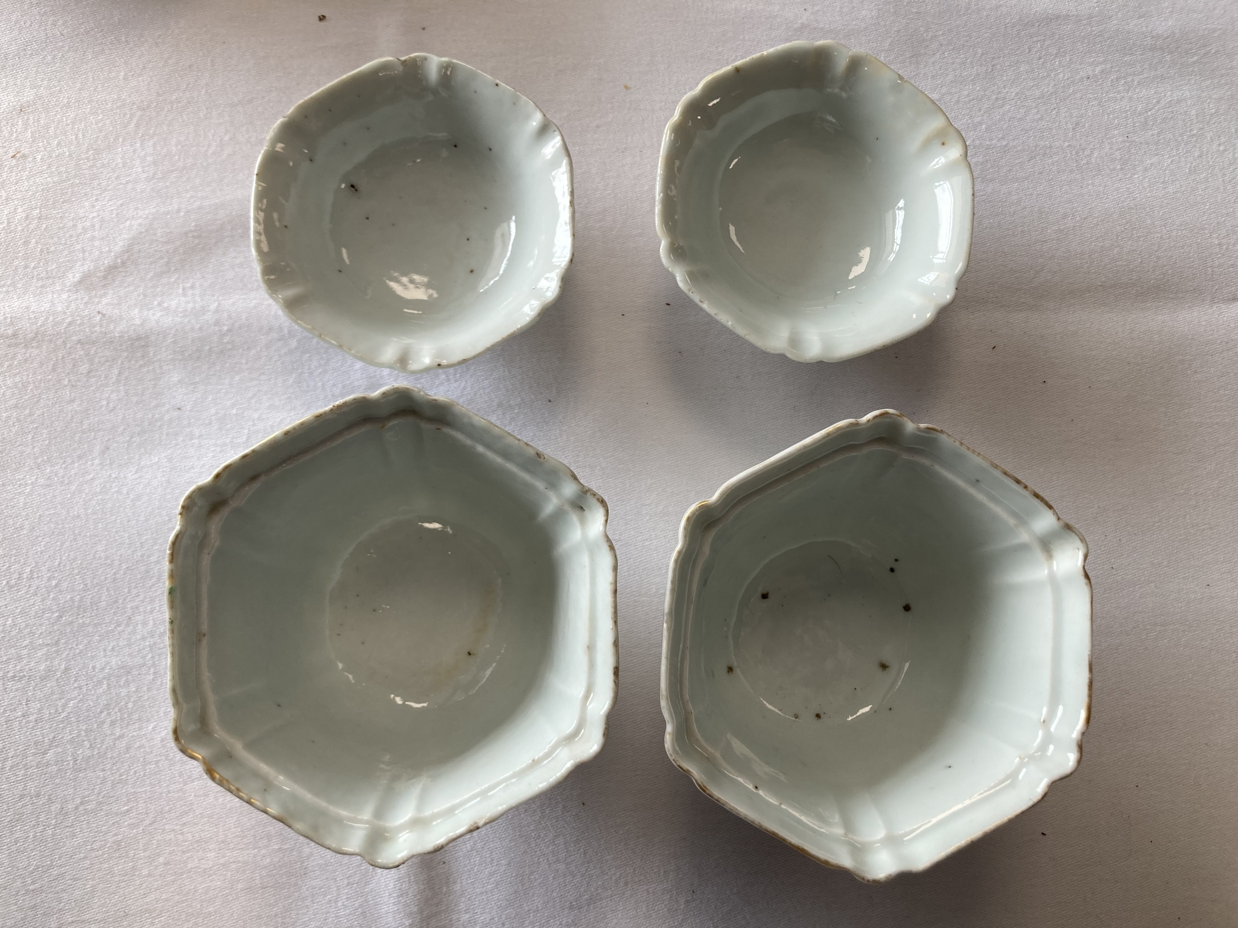 Two mid 18th century Chinese export porcelain hexagonal covered tea bowls and four saucers - Image 5 of 8