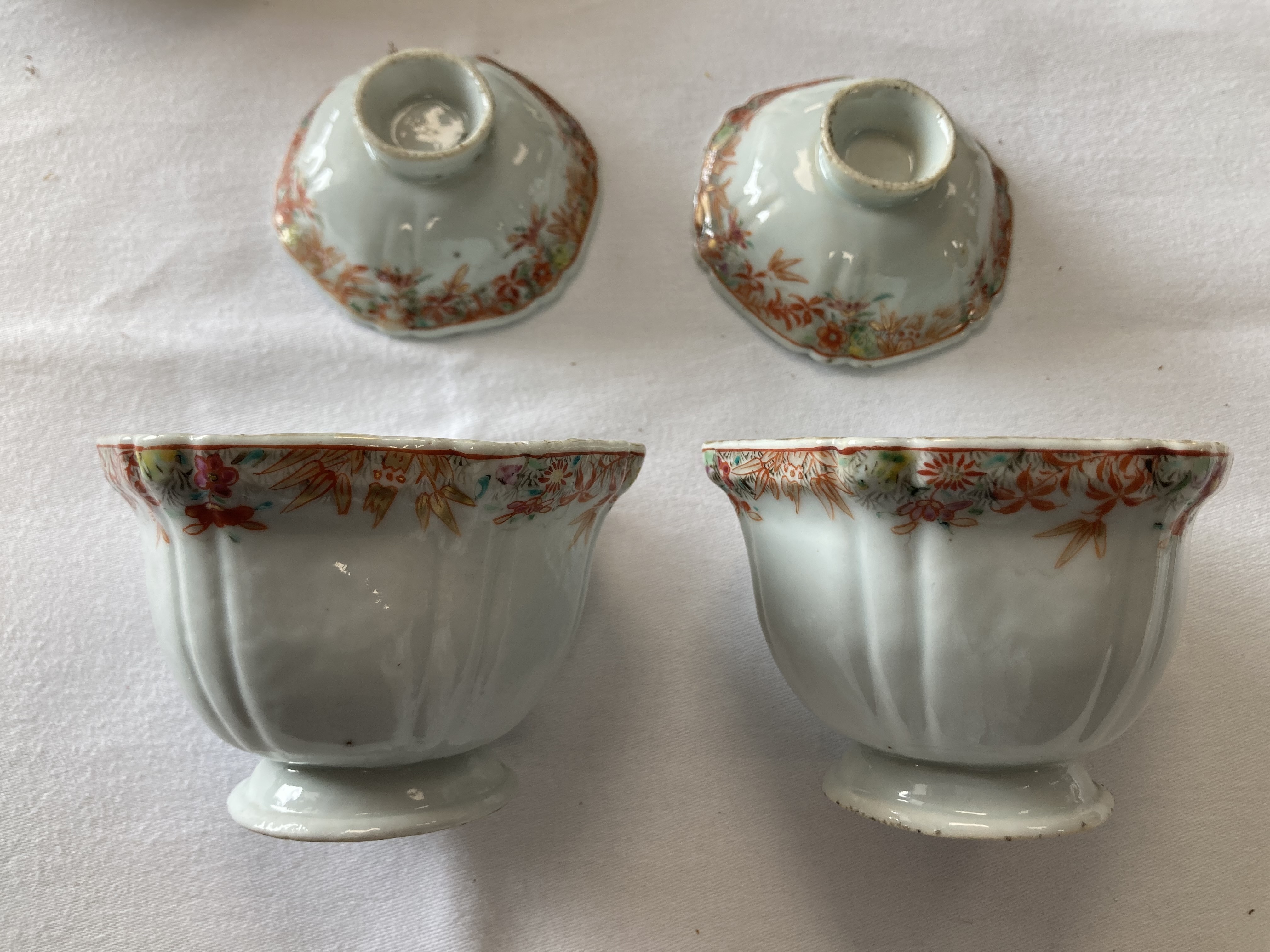 Two mid 18th century Chinese export porcelain hexagonal covered tea bowls and four saucers - Image 7 of 8