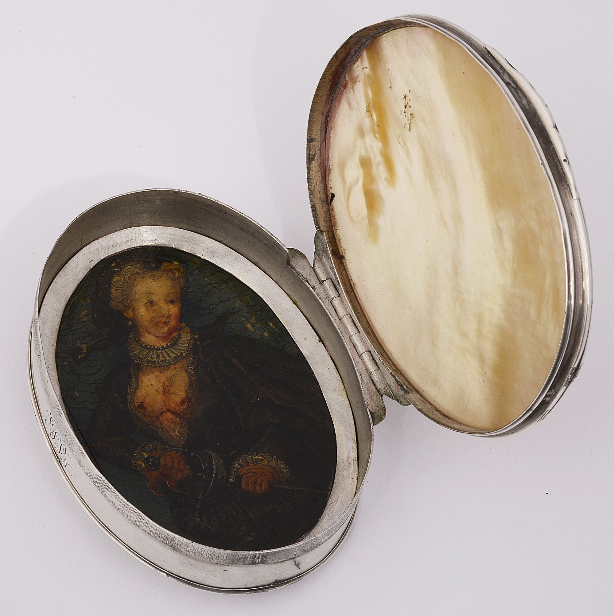 An 18th century silver and mother of pearl erotic snuff box - Image 2 of 2