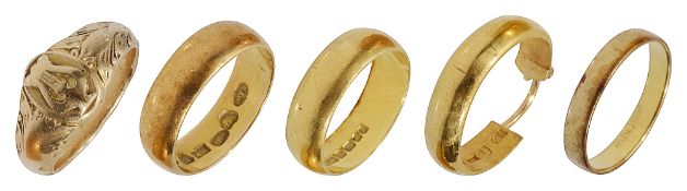 Two 22ct yellow gold wedding bands, a signet ring, & 2others