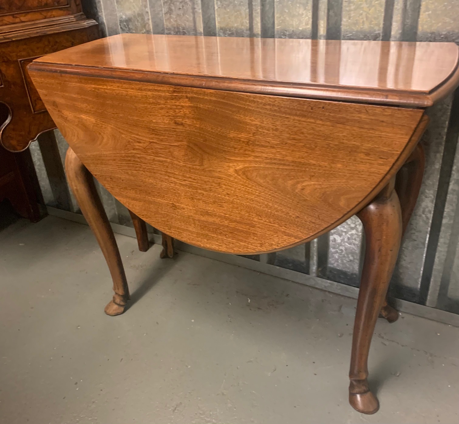 A George II red walnut oval drop leaf table - Image 3 of 3