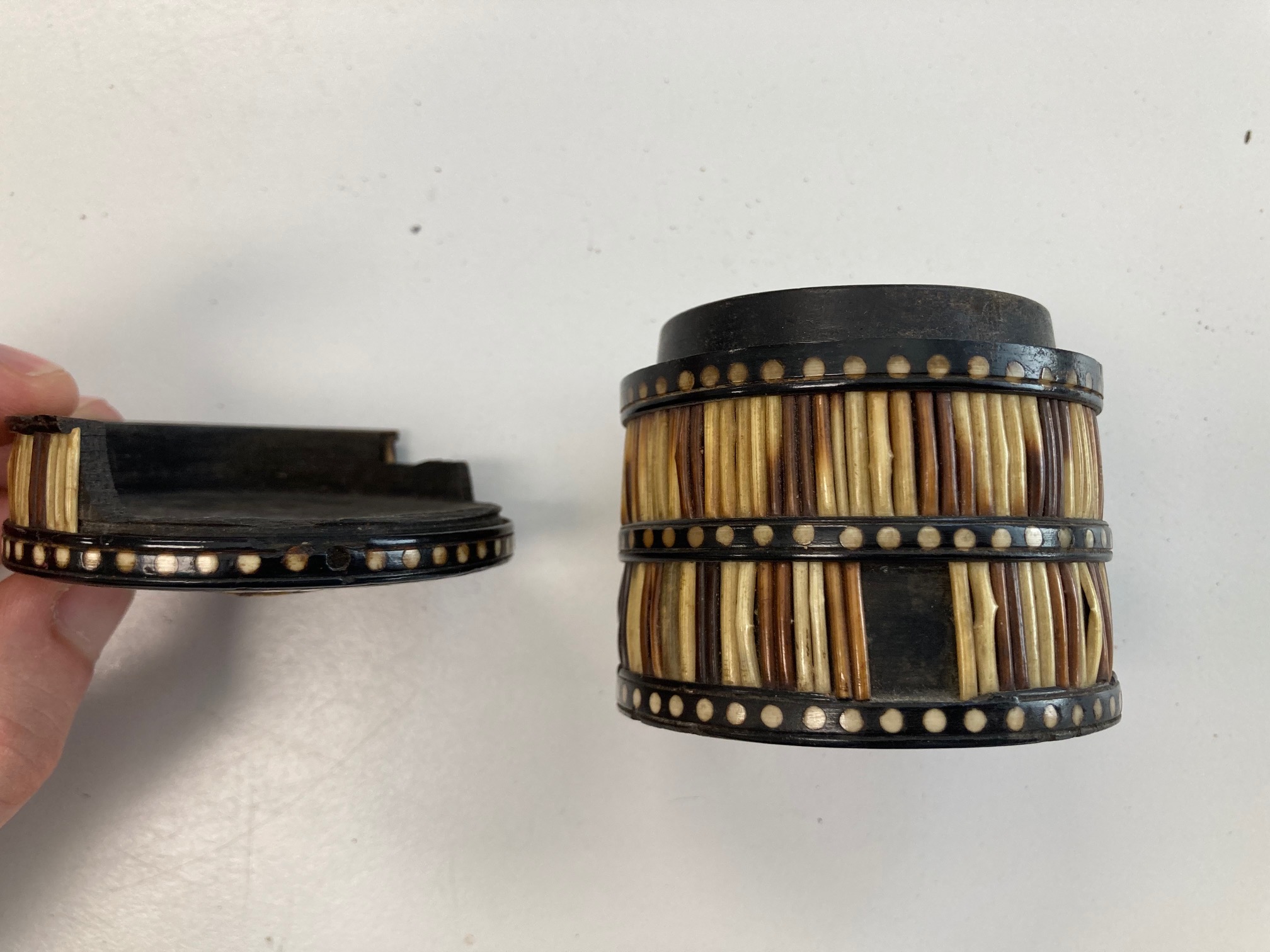 A pair of porcupine quill boxes together with a round example - Image 15 of 16