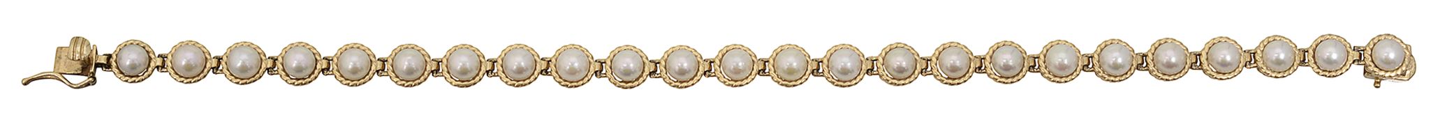 A cultured pearl flexible link bracelet