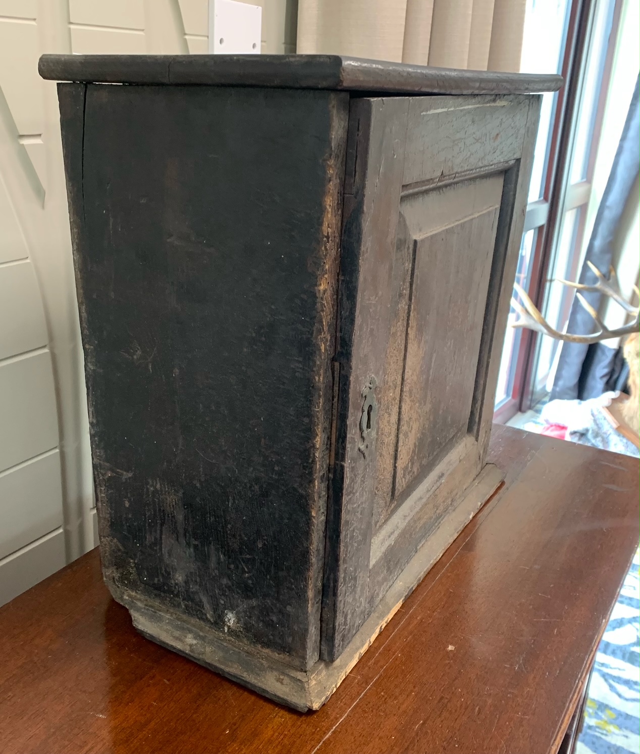 An early 18th century oak spice cupboard - Image 4 of 11