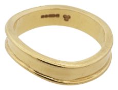 A 18ct yellow gold wedding band