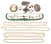 Assorted items of jewellery