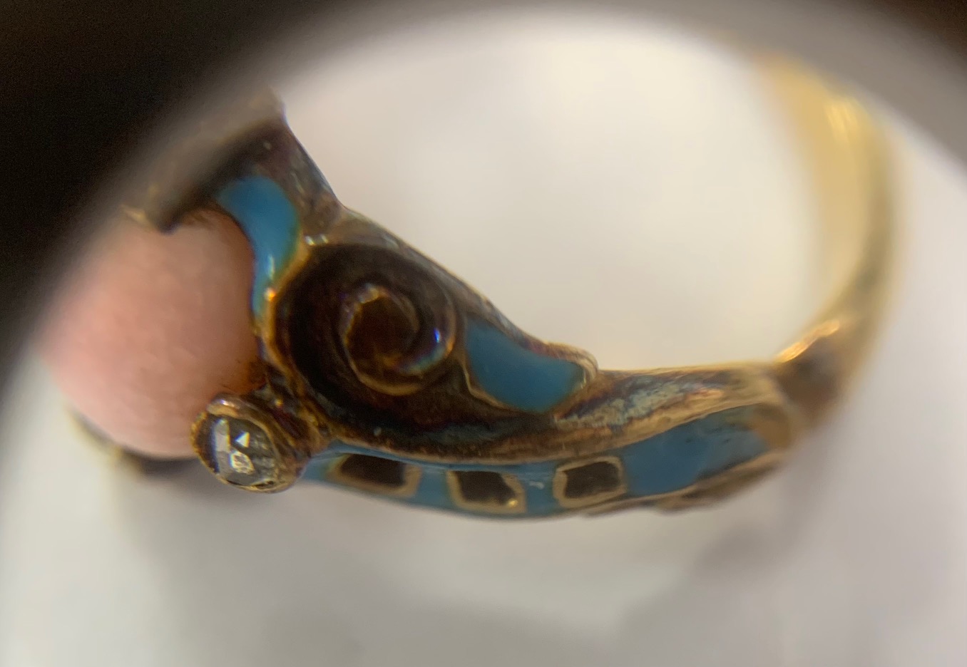 An early Victorian conch pearl and enamel ring - Image 5 of 7