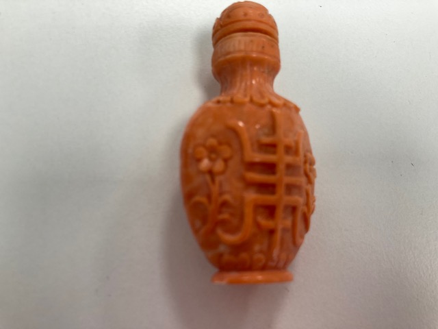 A Chinese carved coral snuff bottle and stopper and a russet celadon jade snuff bottle and stopper - Image 9 of 9