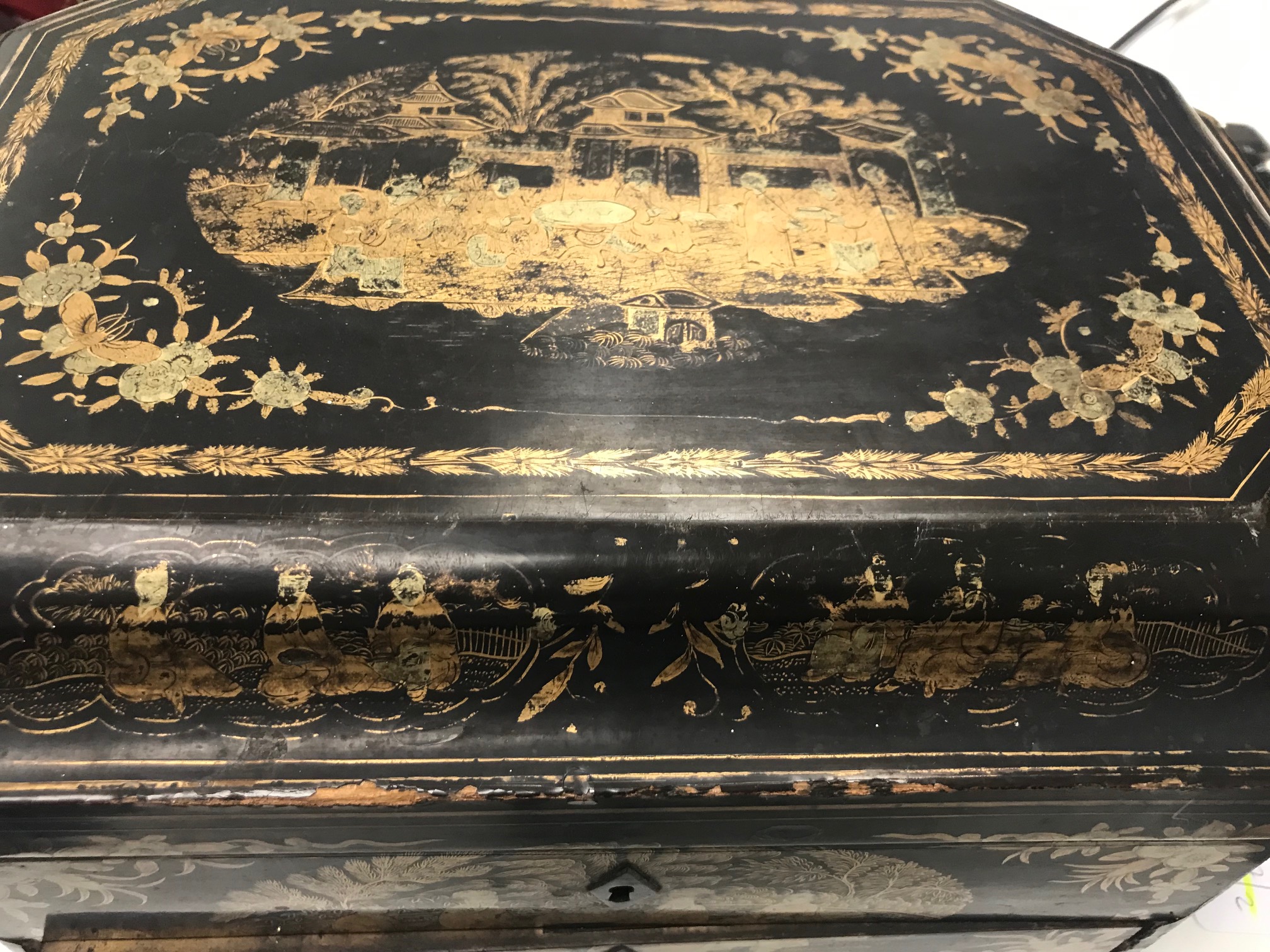 A Chinese export lacquer box, 1820s - Image 2 of 5
