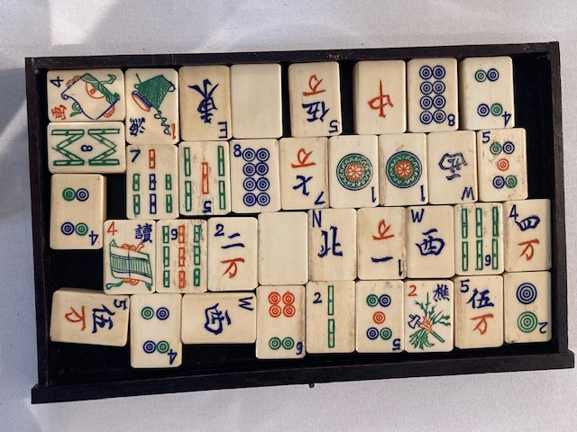 An early 20th century Chinese carved rosewood cased Pung Wo mahjong set - Image 9 of 12