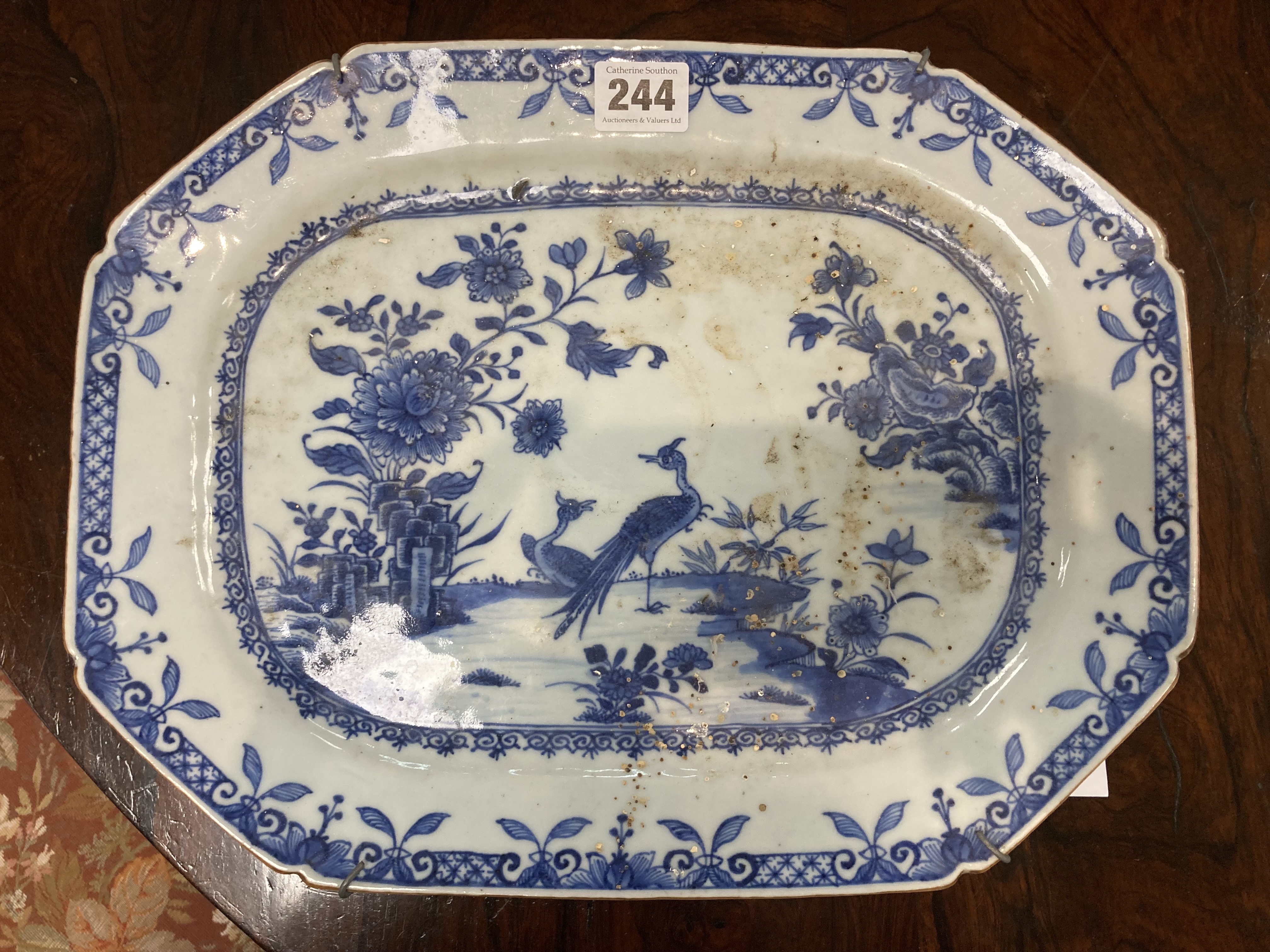 A mid 18th century Chinese export blue and white serving dish - Image 3 of 4