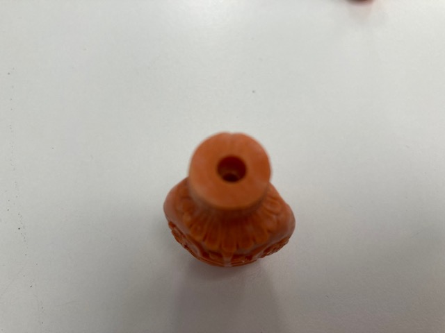 A Chinese carved coral snuff bottle and stopper and a russet celadon jade snuff bottle and stopper - Image 7 of 9