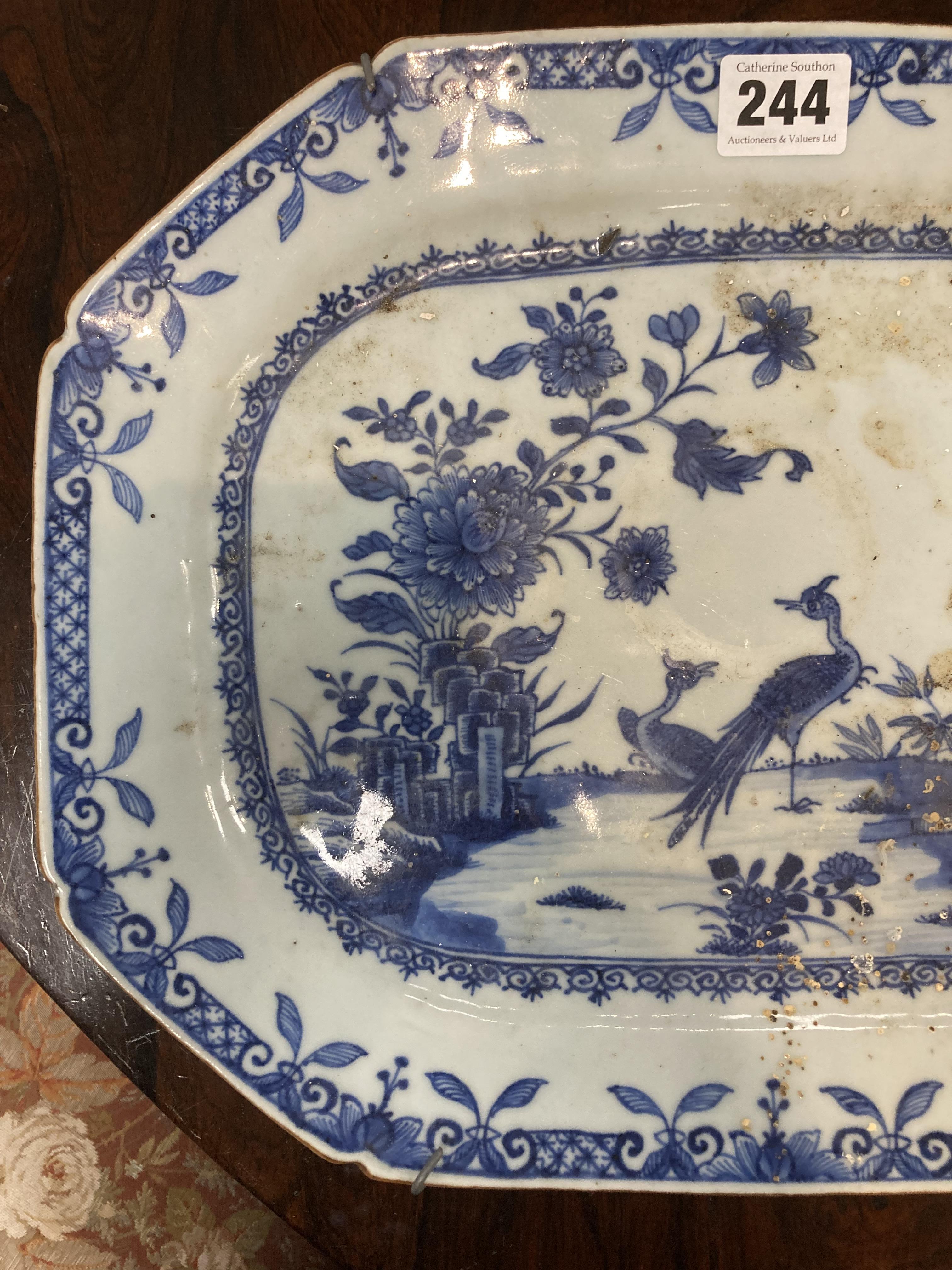 A mid 18th century Chinese export blue and white serving dish - Image 4 of 4