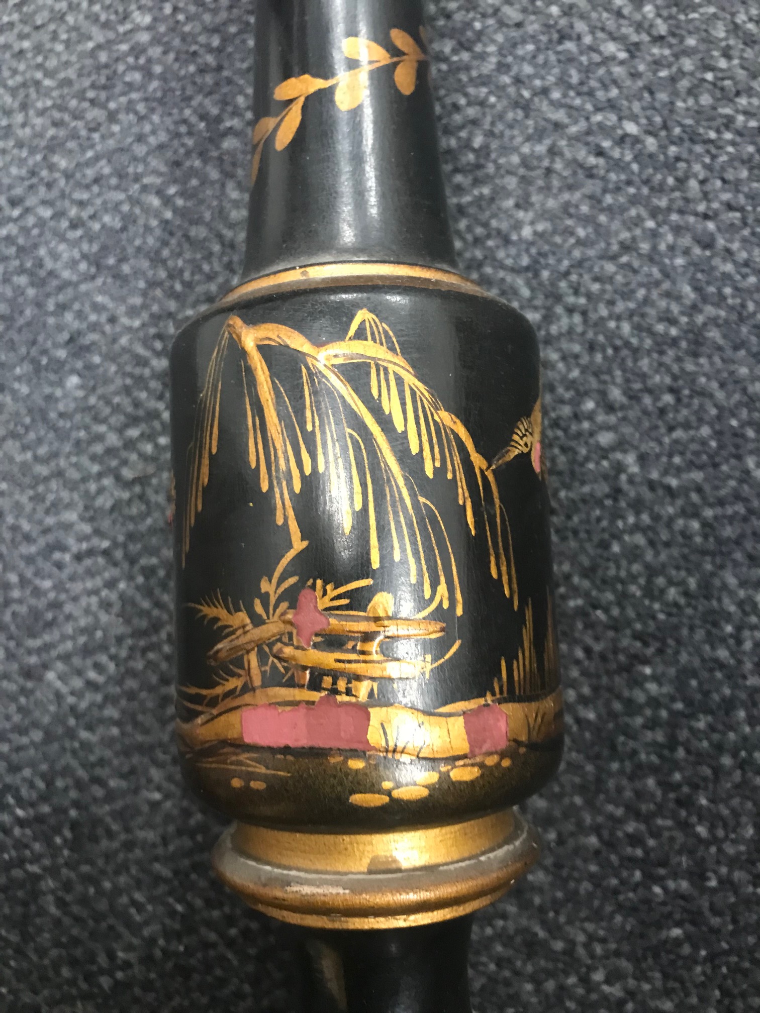 An early 20th century gilt and black lacquer chinoiserie turned table lamp - Image 3 of 4